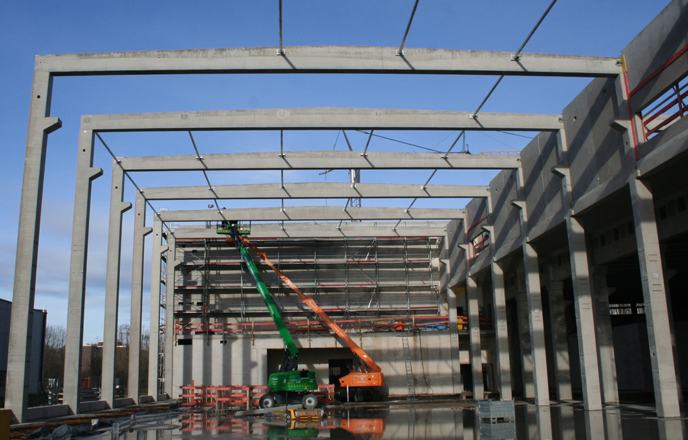 15 Meter hoch ist das Gebäude. In den Versuchshallen bleiben 10 Meter unter dem Kranhaken. (Foto: Susann Reichert, IPH)