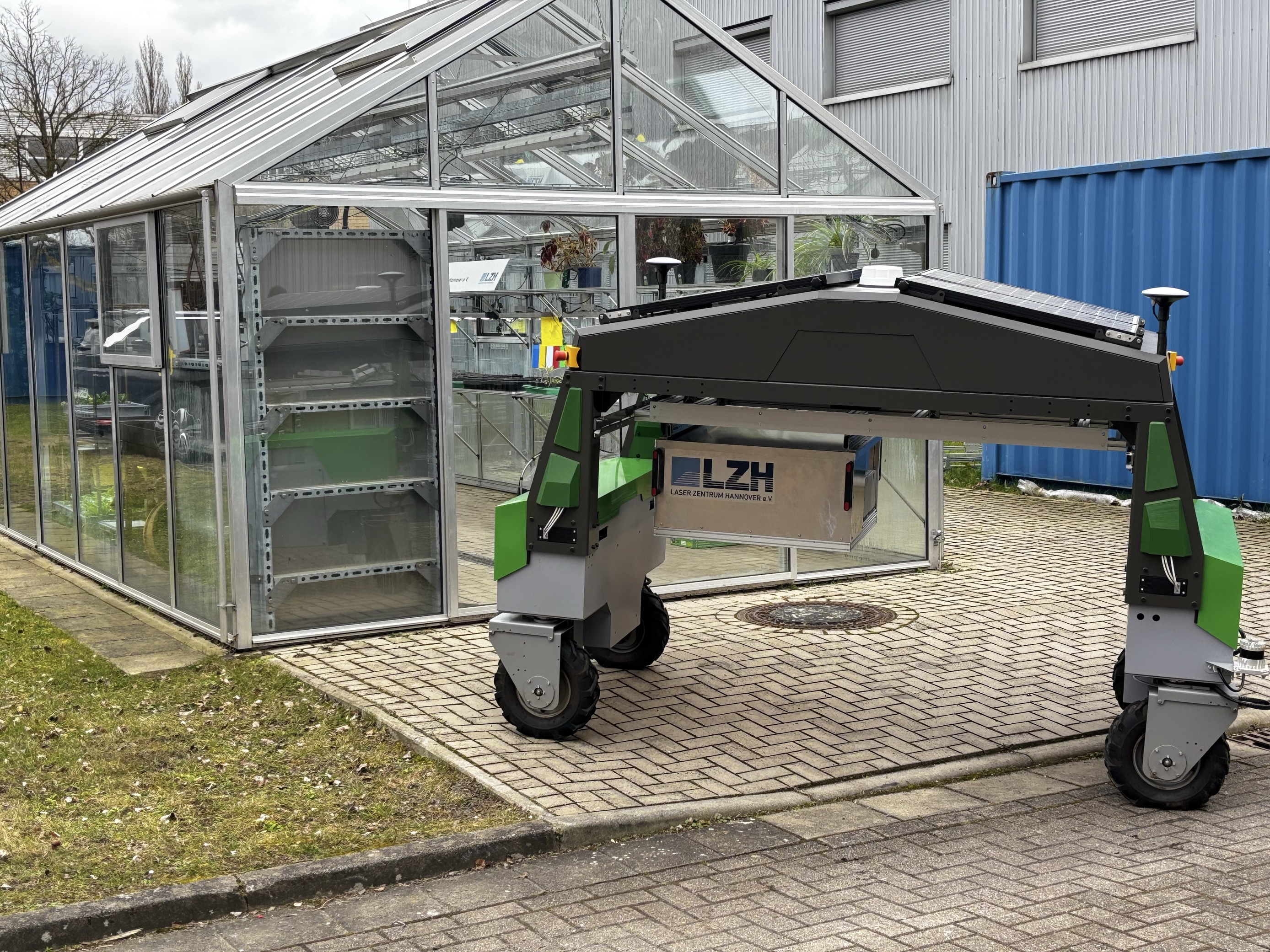 Feldrobotor or einem Gewächshaus.