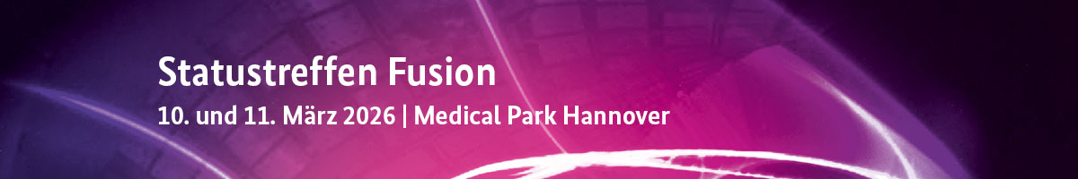 Rosa-leuchtendes Plasma einer Beschichtunskammer mit Text "Statustreffen Fusion"