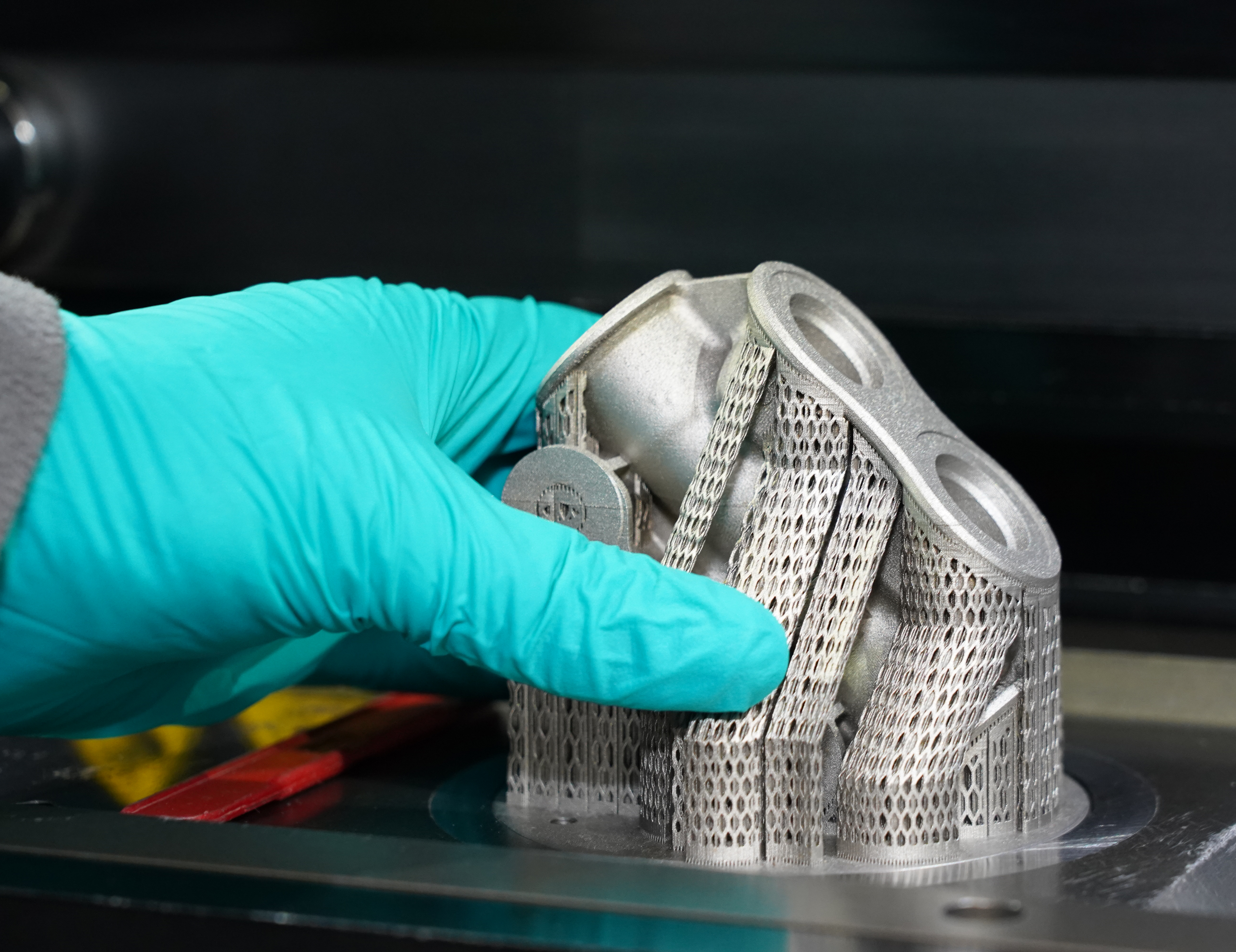 Ob Kunststoff oder Metall: Die Expert*innen von Niedersachsen ADDITIV passen konventionell konstruierte Bauteile für die Additive Fertigung an. (Foto: LZH)