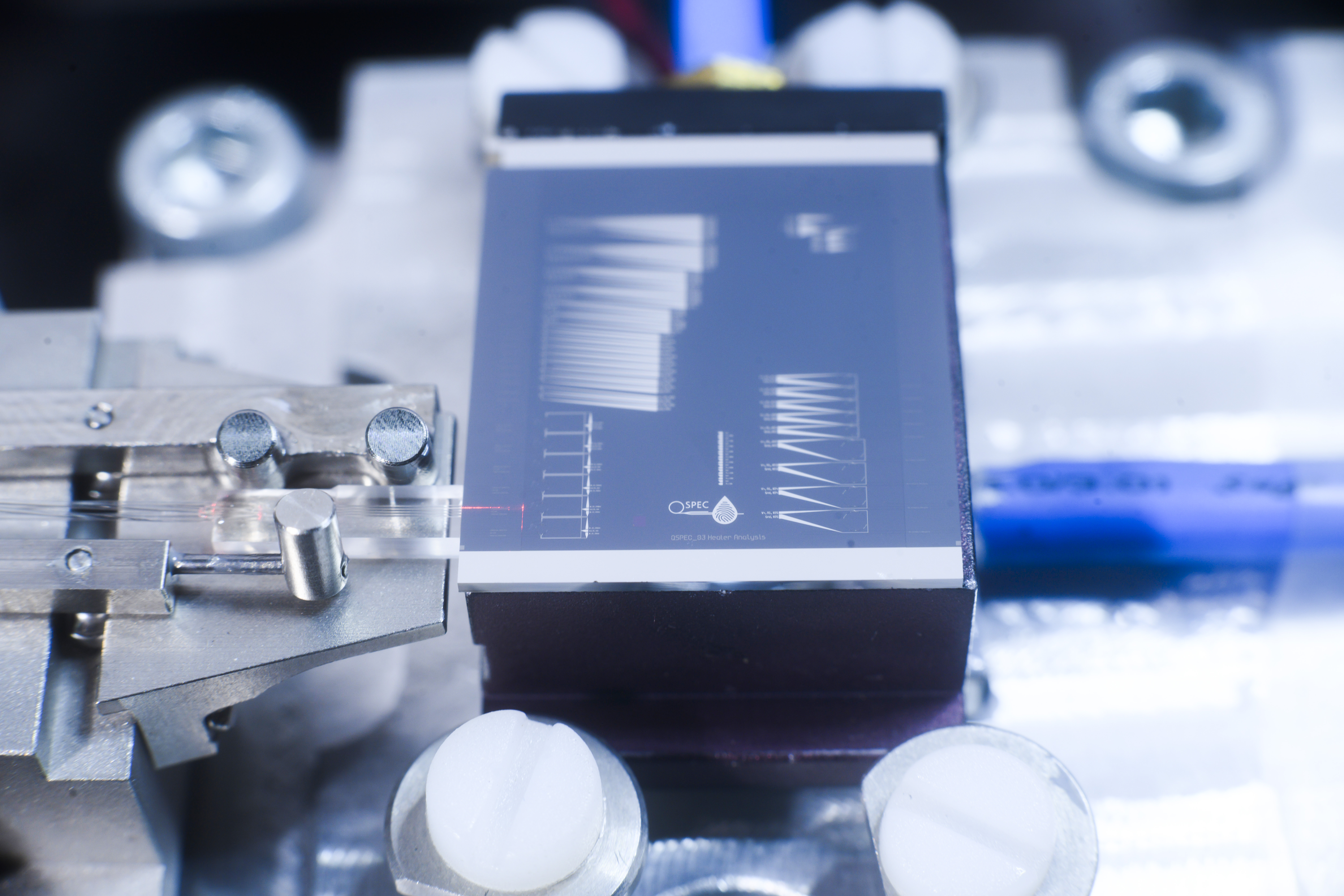 Auf solch einem photonischen Chip sollen in Zukunft Lebensmittel auf ihre Inhaltsstoffe hin untersucht werden können. (Foto: LZH)