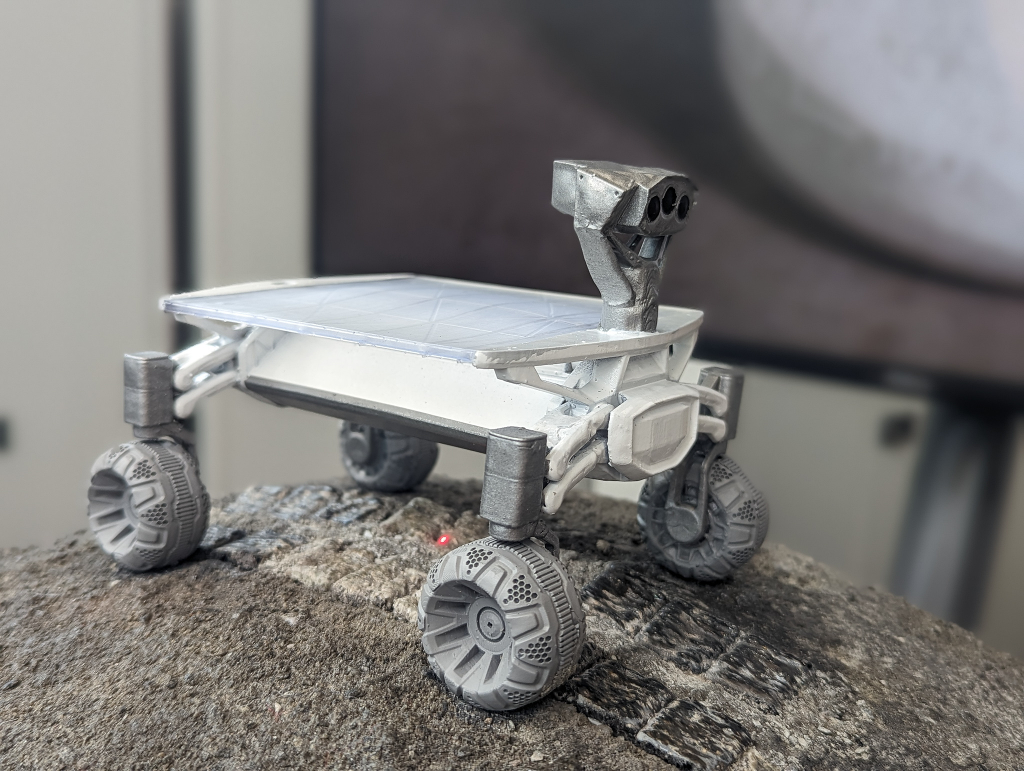 3D-Druck auf dem Mond für Straßen und Landeplätze – auf der IdeenExpo 2026 zeigt das LZH Lasertechnologie für den Weltraum. (Foto: LZH)