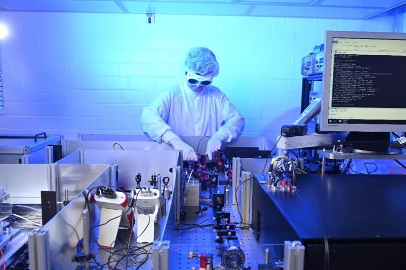 Wissenschaftler:in im Laserlabor