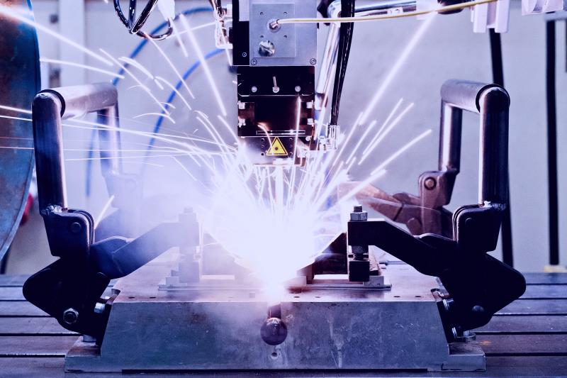 Schweißvorgang mit Funkenflug in einer Fertigungsanlage.“