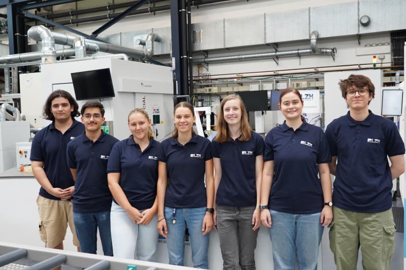 Die sieben neuen FWJ’ler:innen und Niedersachsen Technikantinnen im Versuchsfeld des LZH. 