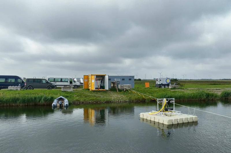 Keine sichtbaren Auswirkungen – bei Entschärfungsversuchen mit dem vom LZH entwickelten Low-Order-Verfahren blieb die Explosion in 5 Metern Wassertiefe unsichtbar. (Foto: LZH) 