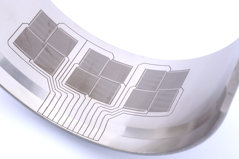 Das LZH bietet Unternehmen eine Vielzahl von Dienstleistungen an, etwa im Bereich Optische Schichten, Additive Fertigung, oder Lasermaterialbearbeitung, wie etwa hier zu sehen Dünnschichtdehnungssensoren. (Foto: LZH)