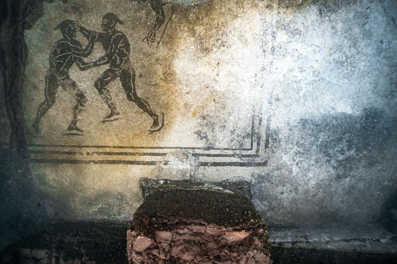 Rö,misches Mosaik, dass zwei Männer im Kampf zeigt, unter Wasser.