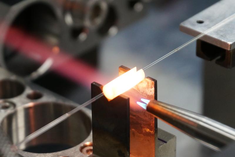 Faseroptische Komponenten basierend auf Spezialfasern, wie so genannten Triple-Clad-Fasern, ermöglichen die Herstellung optimierter Lasersysteme für den Wellenlängenbereich von 2 µm.  (Foto: LZH) 