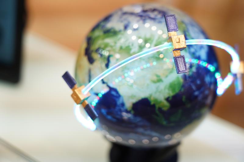 Auf der IdeenExpo 2026 können Besucher:innen am Stand des LZH in Halle 9, ausprobieren wie Satellitenkommunikation mit Licht funktioniert.  (Foto: LZH) 