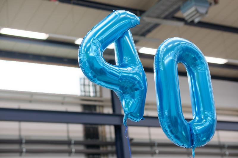 Blaue Ballons in Form einer 40