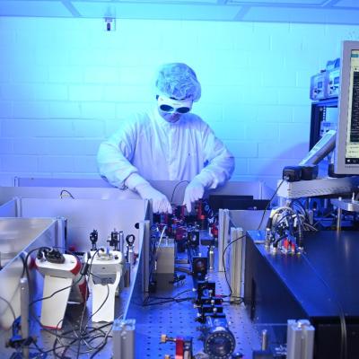 Wissenschaftler:in im Laserlabor