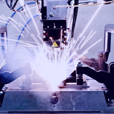 Schweißvorgang mit Funkenflug in einer Fertigungsanlage.“