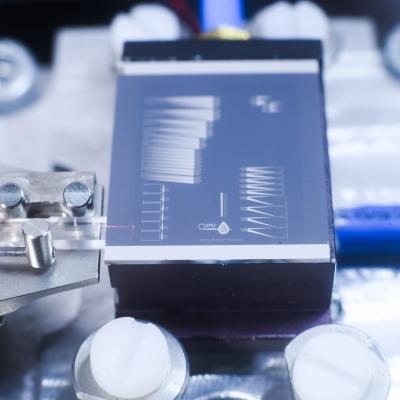 Auf solch einem photonischen Chip sollen in Zukunft Lebensmittel auf ihre Inhaltsstoffe hin untersucht werden können. (Foto: LZH)