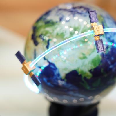 Auf der IdeenExpo 2026 können Besucher:innen am Stand des LZH in Halle 9, ausprobieren wie Satellitenkommunikation mit Licht funktioniert.  (Foto: LZH) 
