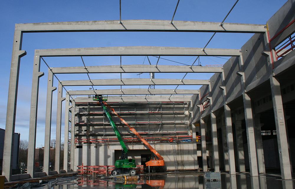 15 Meter hoch ist das Gebäude. In den Versuchshallen bleiben 10 Meter unter dem Kranhaken. (Foto: Susann Reichert, IPH)