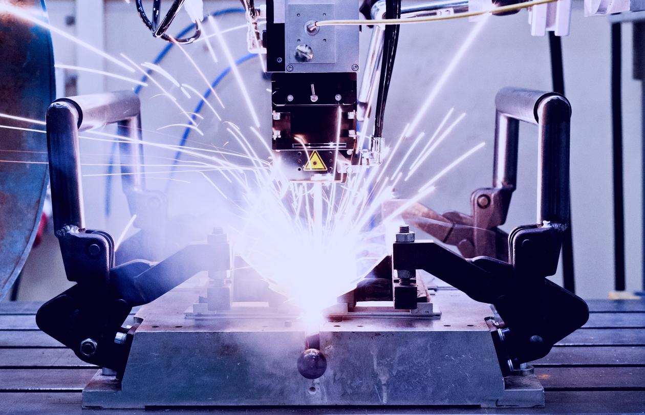 Schweißvorgang mit Funkenflug in einer Fertigungsanlage.“