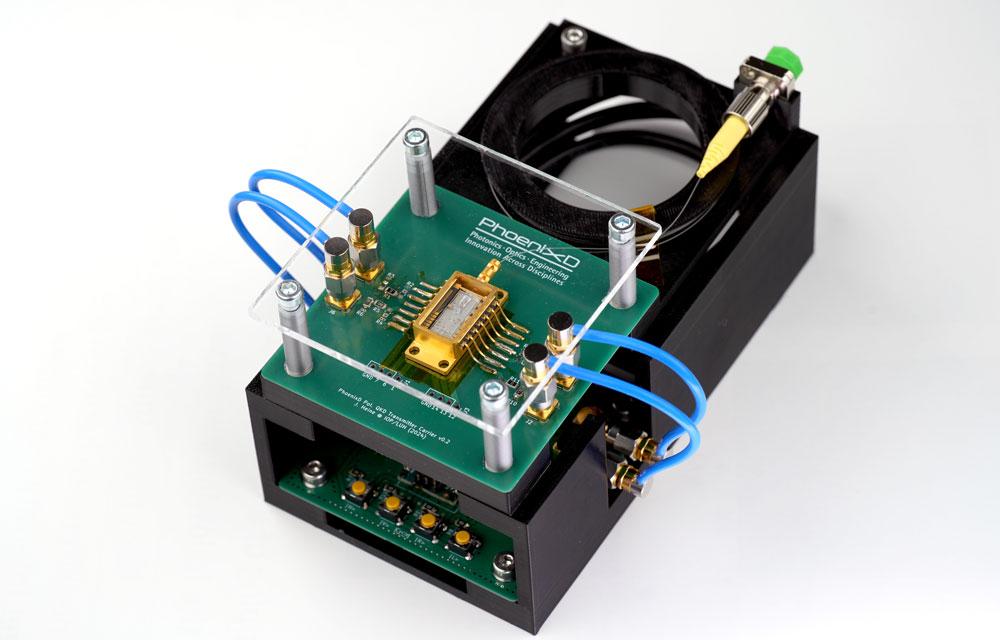 Die Grundlage für zukünftige sichere Kommunikation: Das System zum sicheren Austausch von Quantenschlüsseln zeigt das LZH zusammen mit dem Exzellenzcluster PhoenixD auf dem Stand B56 in Halle 11. (Foto: Sonja Smalian, PhoenixD.)