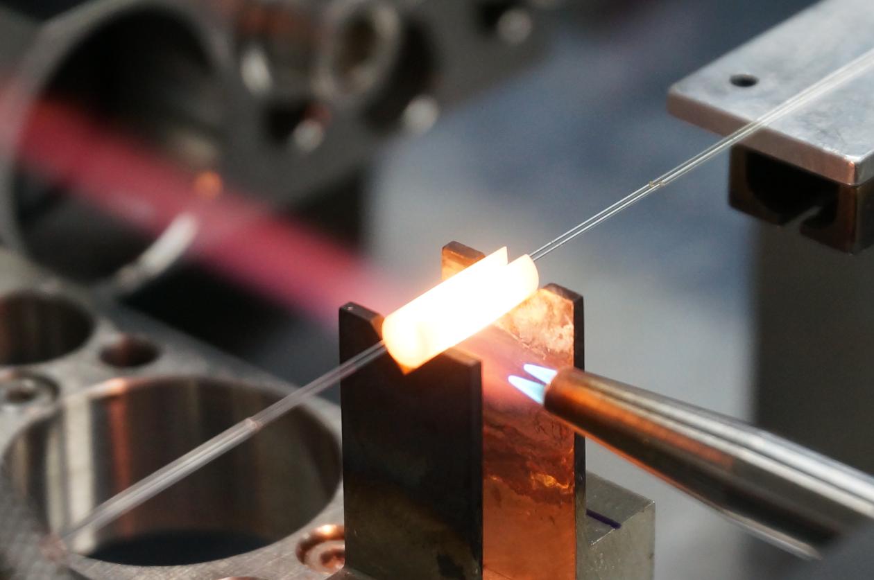 Faseroptische Komponenten basierend auf Spezialfasern, wie so genannten Triple-Clad-Fasern, ermöglichen die Herstellung optimierter Lasersysteme für den Wellenlängenbereich von 2 µm.  (Foto: LZH) 
