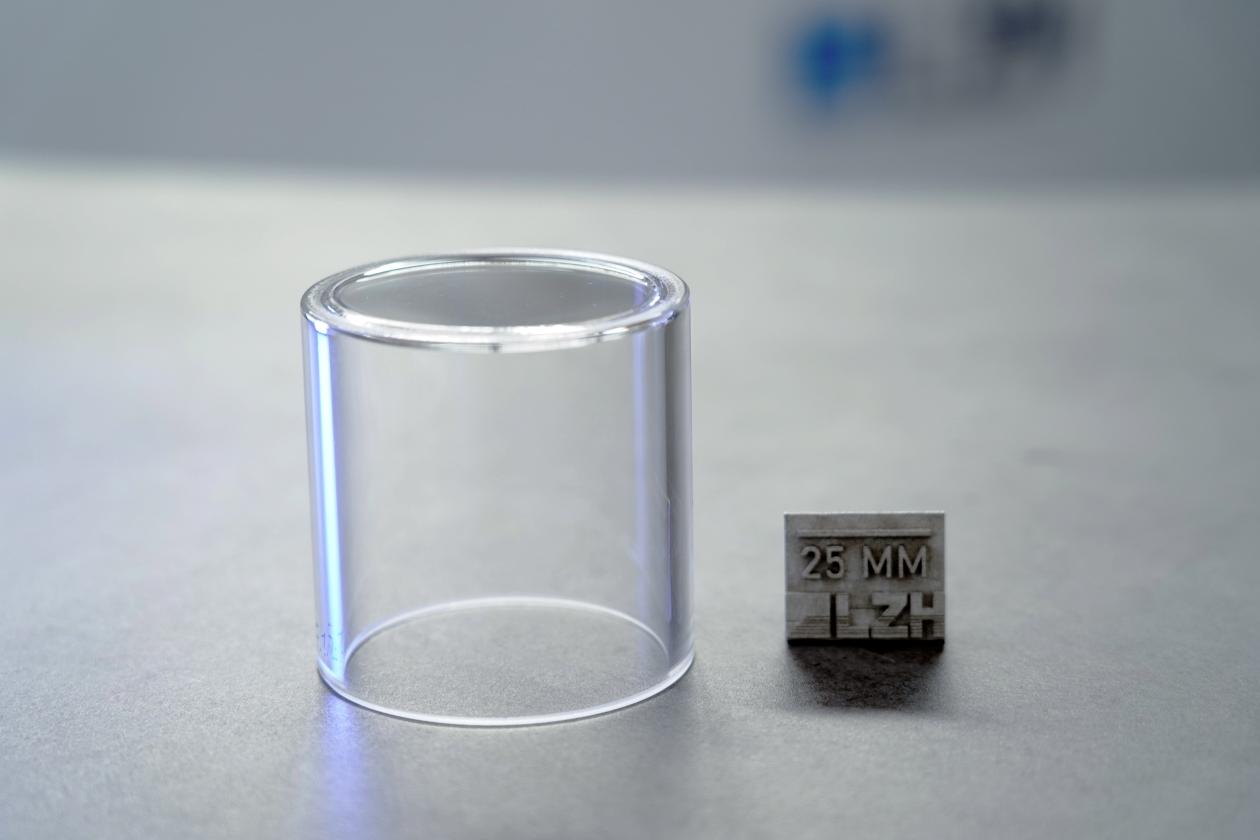 Lasergeschweißte Glasbehälter eignen sich für die sichere Lagerung von Gefahrstoffen. Das Verfahren hat ein hohes Potential zur Automatisierung. (Foto: LZH) 