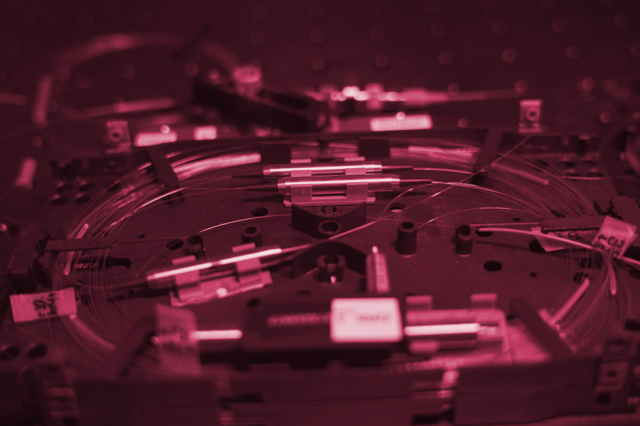 Das LZH entwickelt im Projekt UTOPI3 eine neue Femtosekundenquelle für die Drei-Photonenmikroskopie. (Foto: LZH)