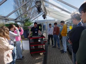 Menschen im Gewächshaus