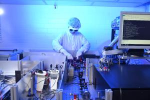 Wissenschaftler:in im Laserlabor